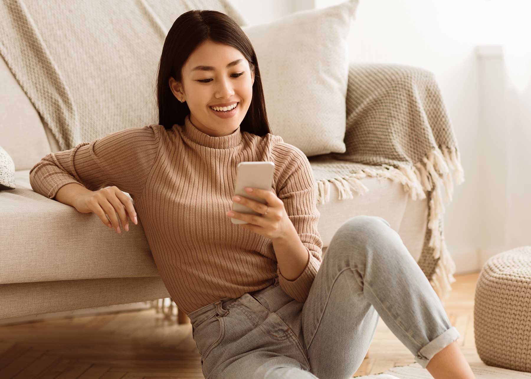 Person interacting with an RCS message