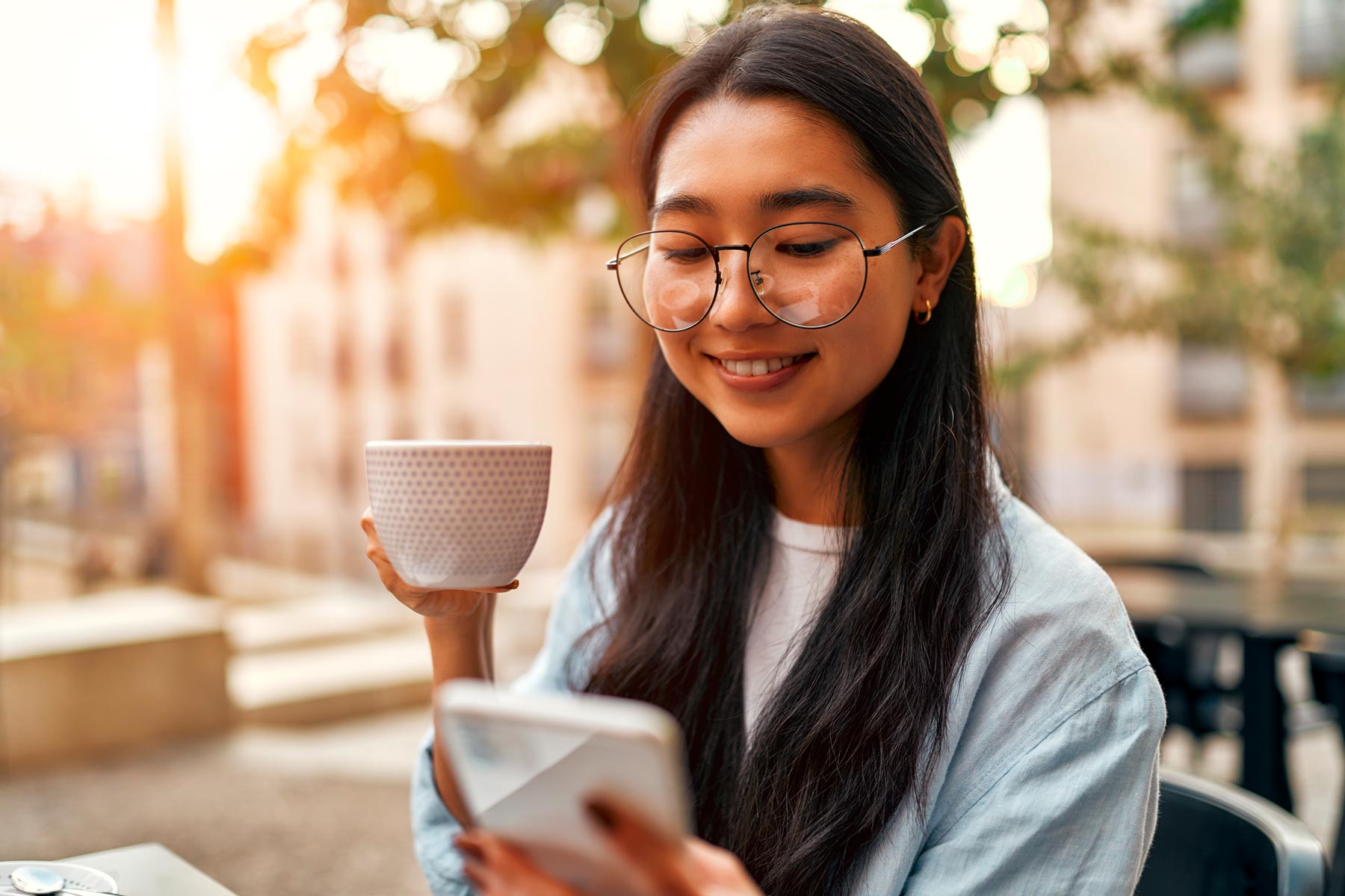 woman reading rcs message
